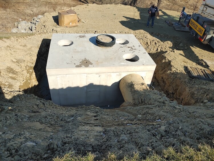 Underground stormwater filtration vault