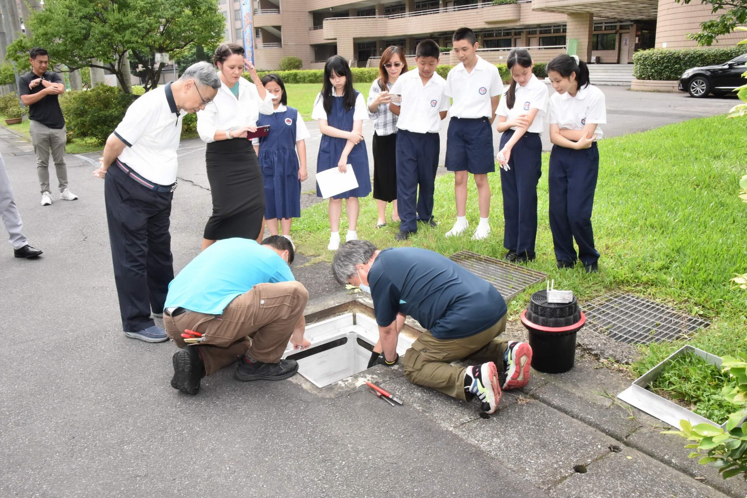 students participating in stormwater filter install for fabco industries SEE program