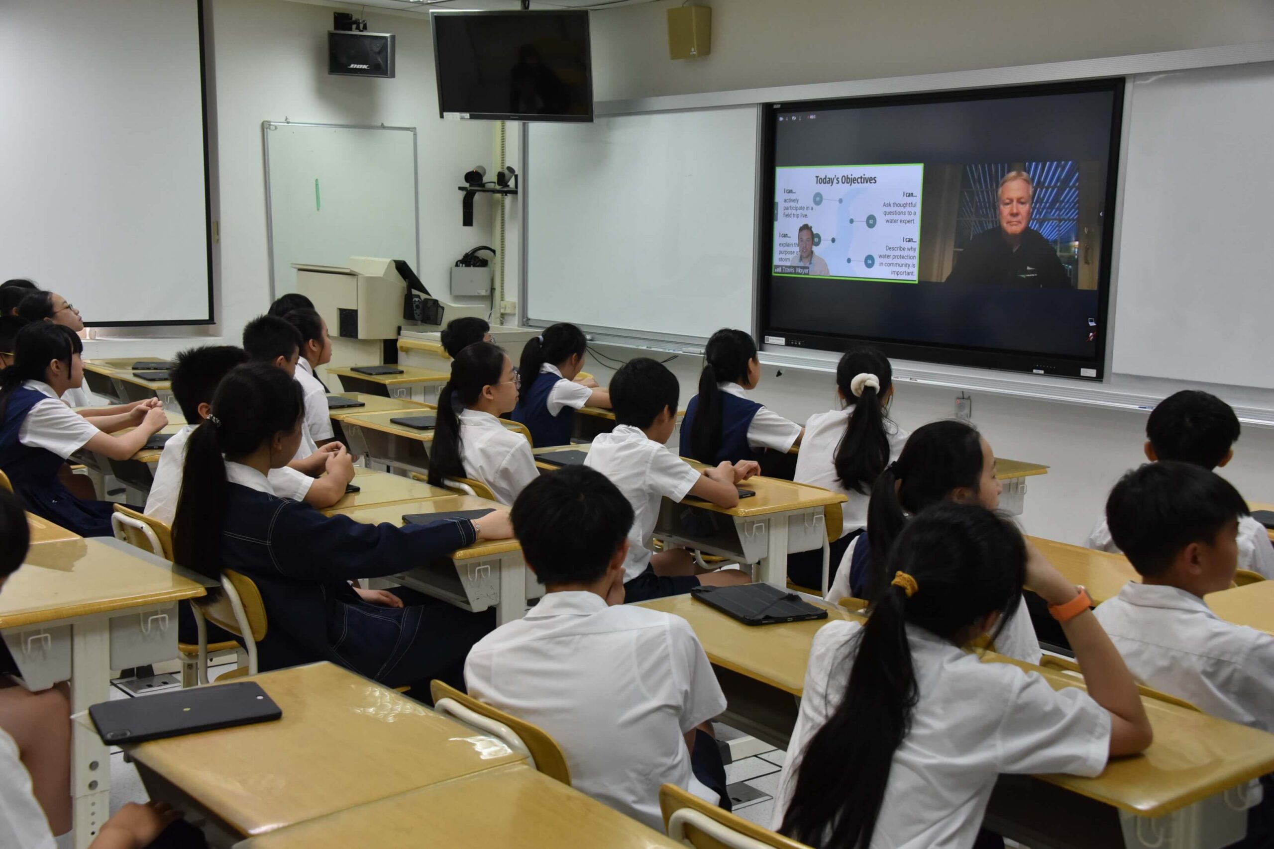 students watching see program lesson in taiwan