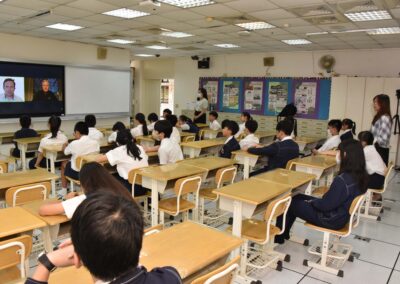 tsai hsing students watching SEE program presentation